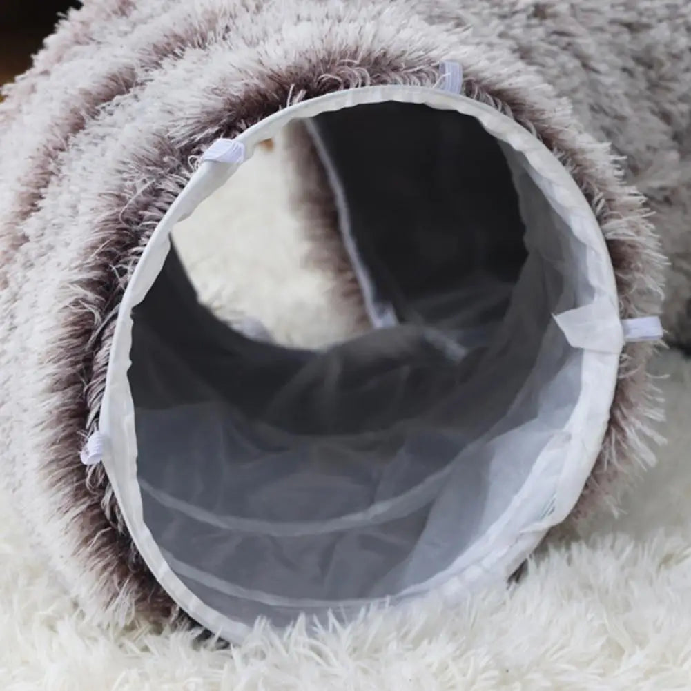 Pet bed with a mesh bottom on a soft surface